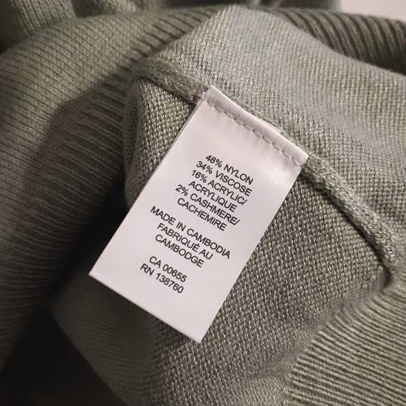 RW&CO. V-Neck sweater - Picture 6 of 6